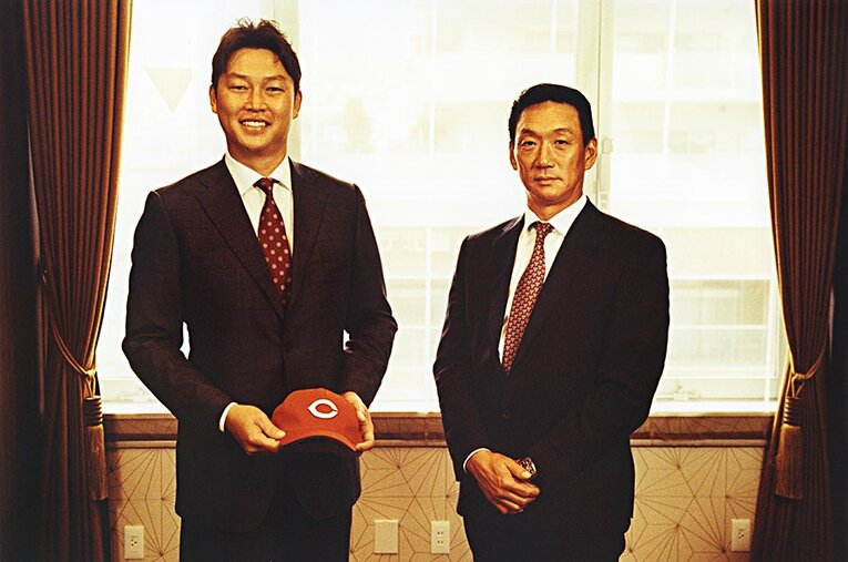 982号「カープに学べ」特集で対談、「赤ヘルの伝統」について大いに語り合った金本知憲さんと新井貴浩さん。 ／ photograph by Naohiro Kurashina