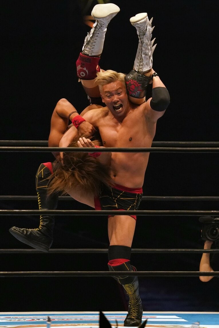 オカダの担ぎ上げてのネックブリーカー