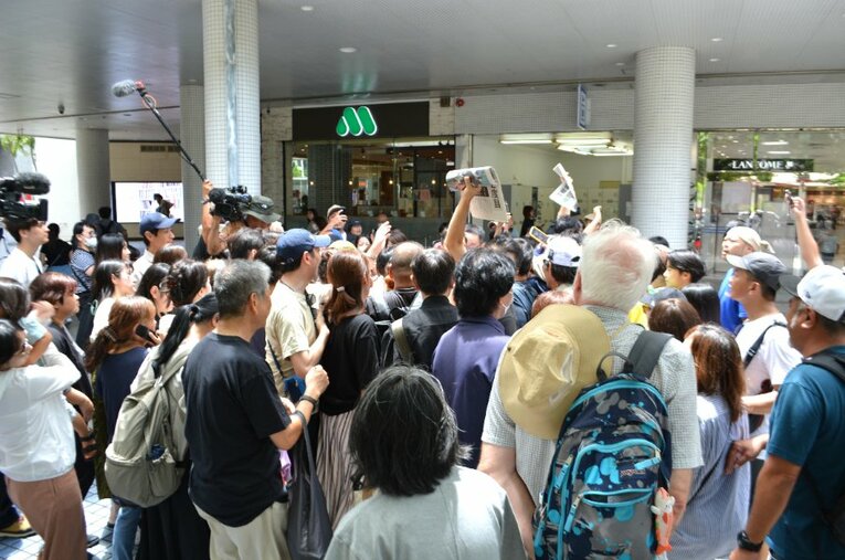 沖縄尚学の甲子園優勝直後、地元紙の号外に殺到する人々。なぜ沖縄はこれほど高校野球で盛り上がるのか？ ／ photograph by Takarin Matsunaga