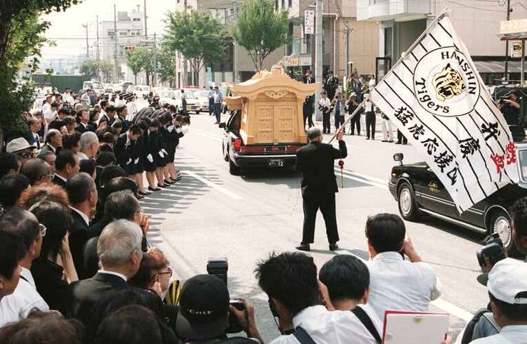 1998年8月22日、直腸がんのため死去（61歳）。葬儀に集まった阪神ファンが、六甲おろしで送り出した　©KYODO