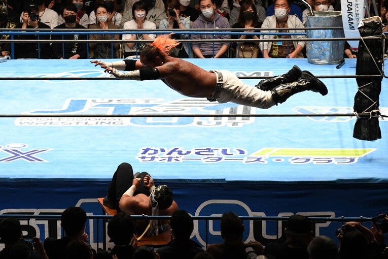 葛西純のダイビングボディプレス（クリックすると「この記事の写真」に飛びます。流血等の過激な写真を含みますのでご注意ください）