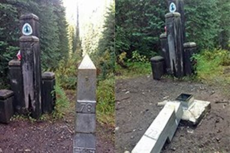 ゴール地点にあるモニュメント。手前の柱を解体するとサインブックが出てくる。 