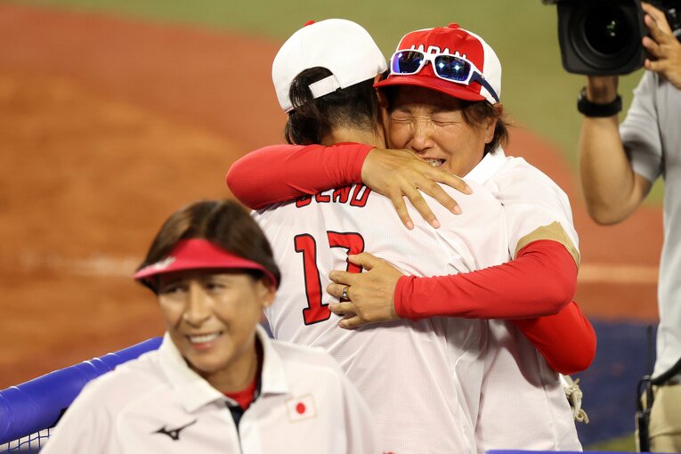 涙の上野と抱き合う宇津木監督©Getty Images