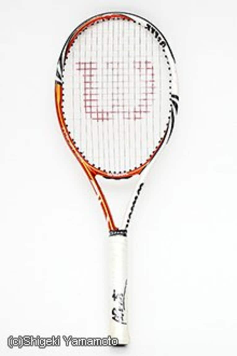 TOUR BLX ORANGE×WHITE（ツアー・ビーエルエックス　オレンジ×ホワイト）
			・使用時の年齢 21歳（2011年）
			・使用時の主な戦績 ランキング上位選手を撃破する試合が多くなり、世界ランクは40位台に。デビスカップでは日本代表の柱としてすべての試合で勝利。日本を27年ぶりとなるワールドグループ復帰へ導いた。上海マスターズでベスト4進出
			・素材 バサルト・ファイバー＋カロファイト・ブラック＋グラファイト
			・全長 27.25インチ　重量 289g平均（一般市販モデルの場合）
			・フェイス面積 95平方インチ
			・販売当時の定価33000円  