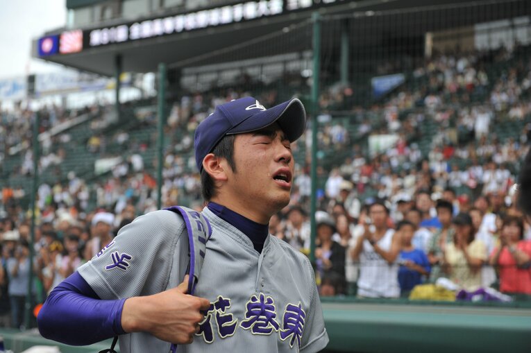 2009年甲子園。涙する菊池雄星　©BUNGEISHUNJU