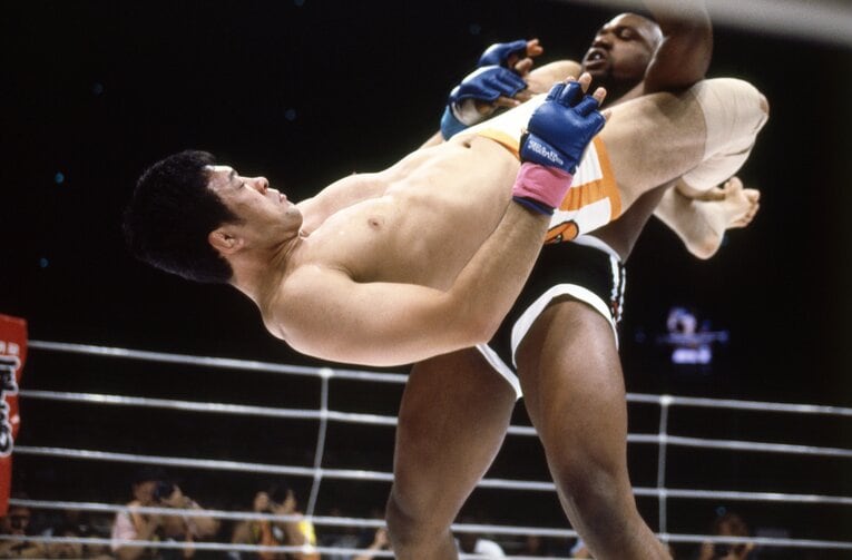 2001年7月、ジャクソンのPRIDEデビュー戦。桜庭和志を怪力で持ち上げる　©Susumu Nagao