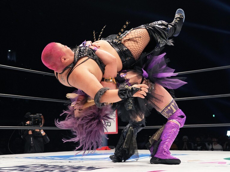 刀羅ナツコを下し赤いベルトを奪取した中野たむ。8月31日、武蔵野の森総合スポーツプラザ　©Essei Hara