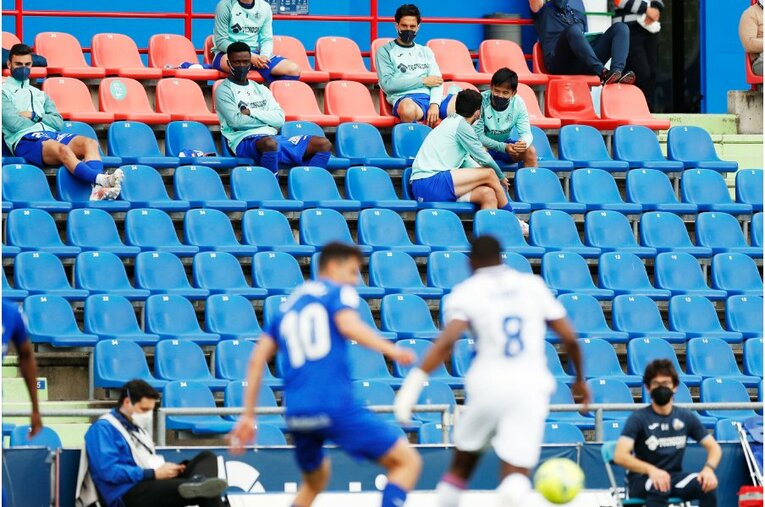 サブのアレニャと談笑する久保©Daisuke Nakashima