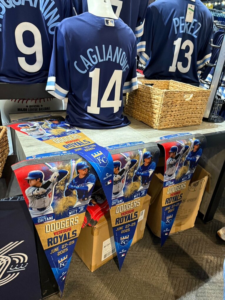 ショップにはロイヤルズの看板選手ウィットJr.とのグッズが　©Naoyuki Yanagihara