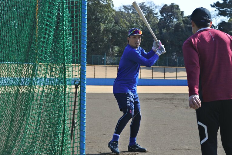 今年2月、平塚球場で練習する倉本　©Kyozo Hibino