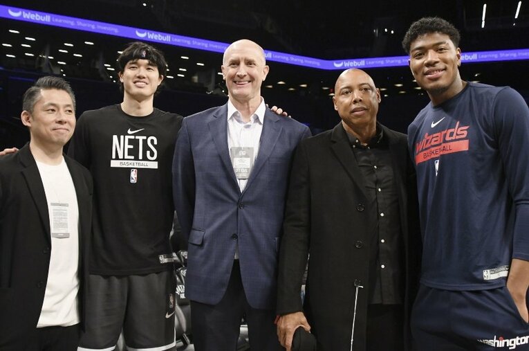 ネッツvsウィザーズ戦を訪れた日本代表トム・ホーバスHC（中央）。残念ながら渡邊、八村は共に負傷欠場となったが、NBAのコートサイドで会話する機会に恵まれた ／ photograph by KYODO