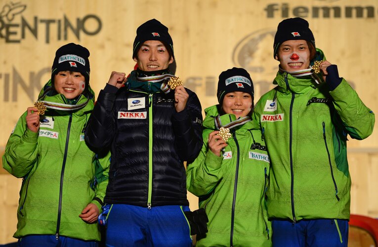 2013年、世界選手権ミックス団体の初代王者となった日本。左から伊藤有希、伊東大貴、高梨沙羅、竹内択　©Getty Images