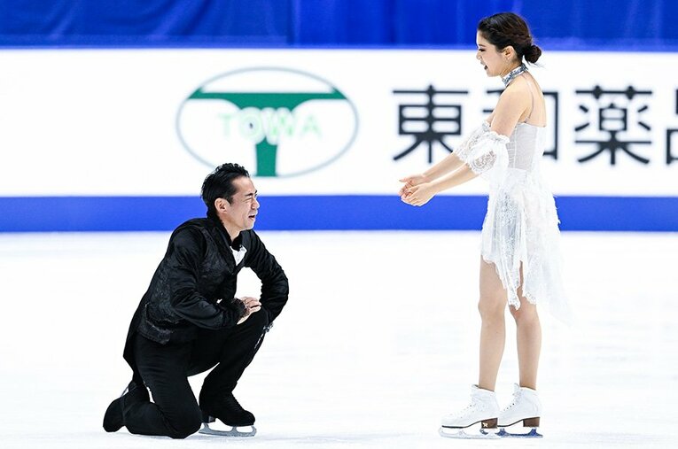 全日本選手権、フリーの演技後、クライマックスでのミスを悔み続ける高橋大輔。立ち上がれない高橋のもとに村元哉中が近寄り…　©Asami Enomoto