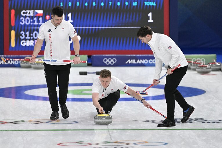 ダブルタッチの反則が適用されたイギリスのボビー・ラミー（中央）　©JIJI PRESS