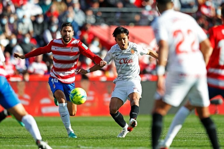 久保建英vsバルサがW杯イヤーのリーガ初戦… 年末の試合で見た「タケの身体の進化」と新星たちの奮起〈撮影者の視点〉(60)