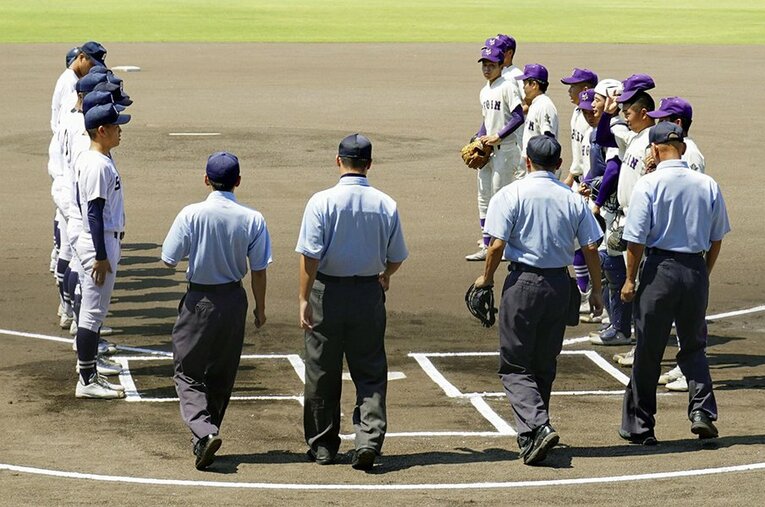 出場辞退から一転。初戦に臨んだ米子松蔭高。境高（左側）を相手に3-2でサヨナラ勝ち ／ photograph by KYODO