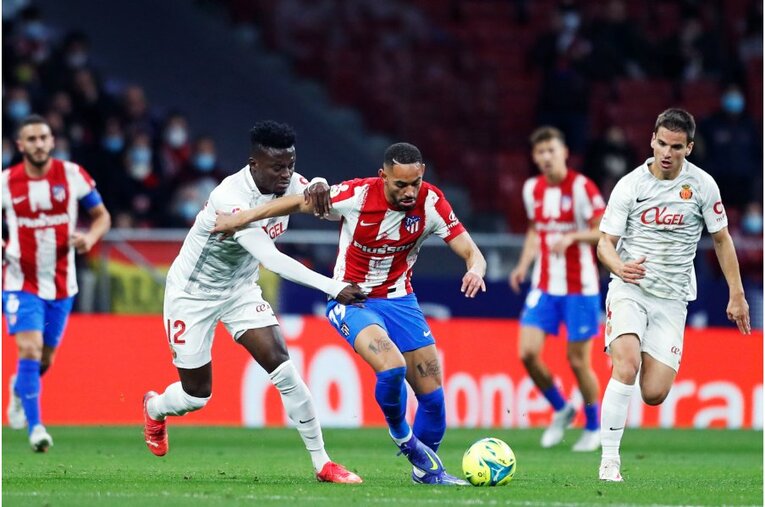 久保建英が“鉄壁アトレティコDF”をミスらせた　今季初ゴール写真に感じる「タケの厄介さ」とは〈撮影者の視点〉(11)