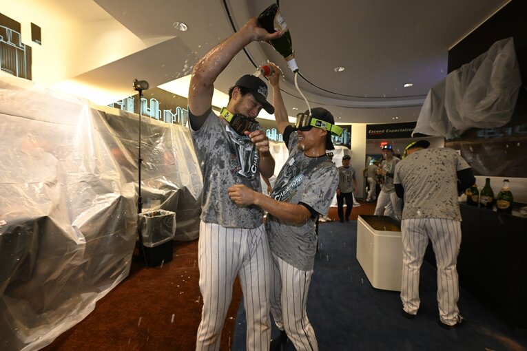 優勝後のシャンパンファイトで中村にシャンパンをかけるダルビッシュ　©代表撮影