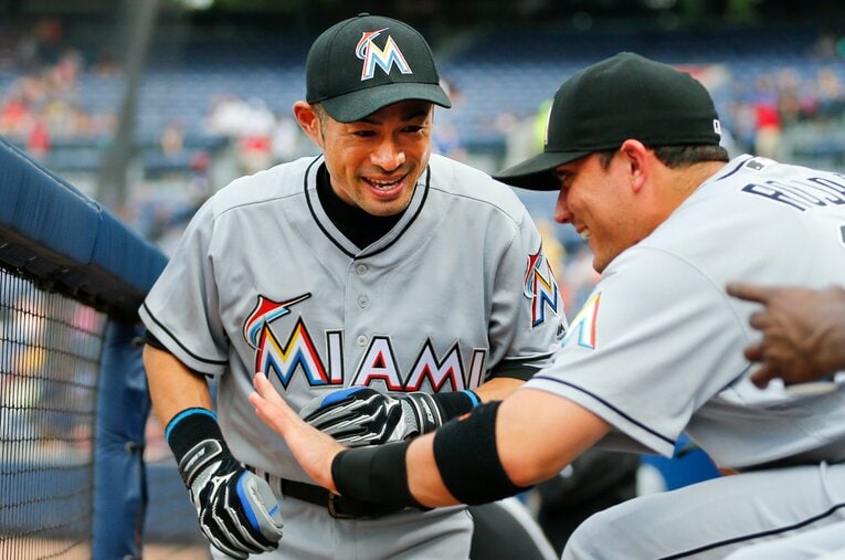 2015年から3年間、マーリンズでイチローとチームメイトだったミゲル・ロハス（右）。新人時代にかけられた言葉は、現在もロハスの原動力になっている ／ photograph by AP/AFLO