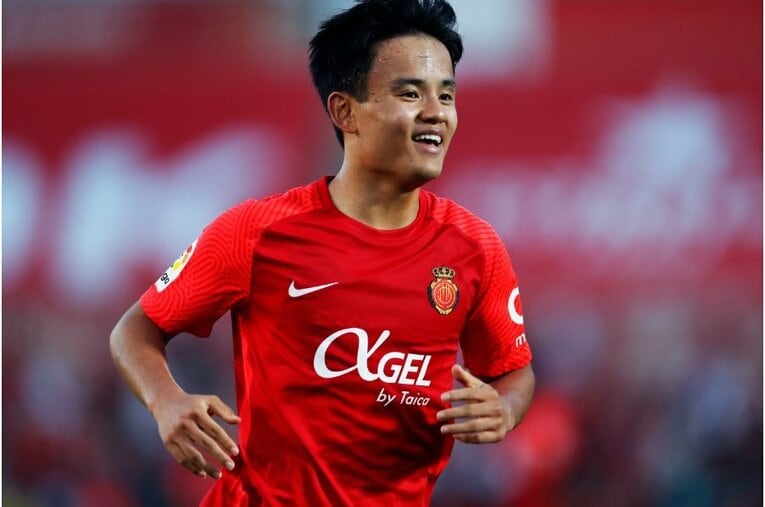 久保建英からスパイクをもらったファンが超嬉しそう… 絶妙だったボールコントロールとお辞儀、監督も“好プレーへの労い”〈激写〉(14)