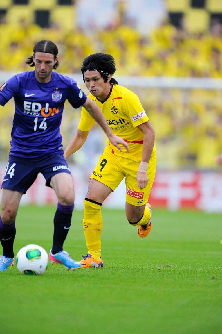 2022年10月21日に亡くなった故・工藤壮人選手とのマッチアップ（2013年）©Sports Graphic Number