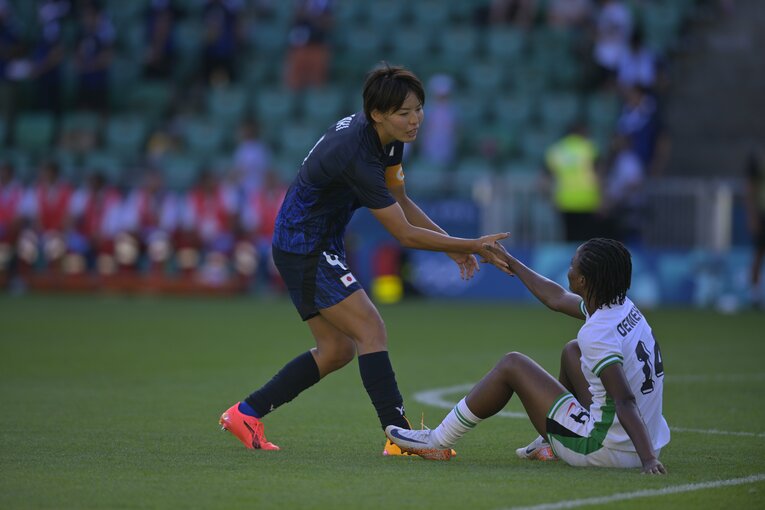 ナイジェリア選手に手を貸す熊谷紗希　©Koki Nagahama/JMPA