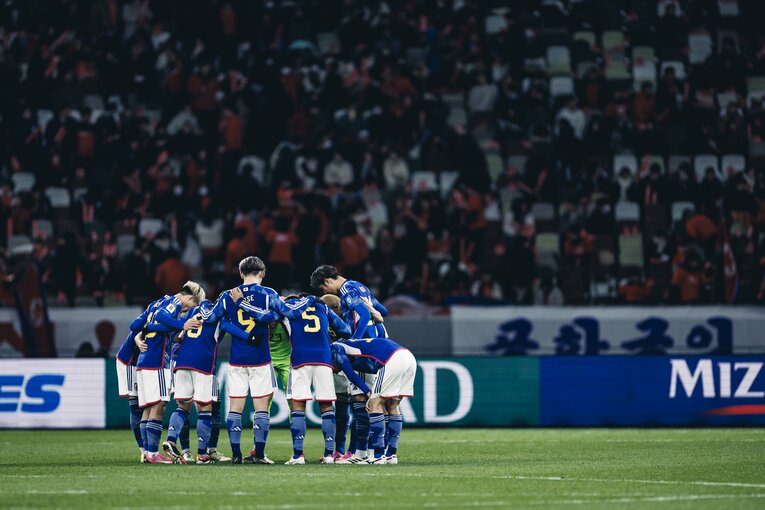 後半開始前に円陣を組む日本代表イレブン　©Kiichi Matsumoto/JMPA