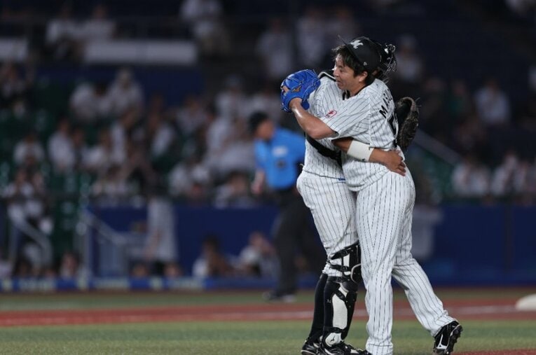 節目のセーブを挙げ捕手に抱きつく益田 ／ photograph by Chiba Lotte Marines