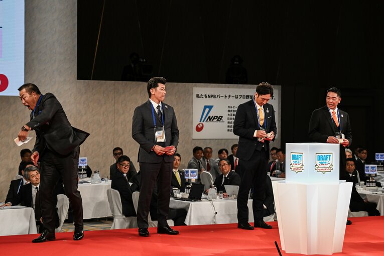 クジに外れ無念そうな三浦監督と大喜びの中日・井上監督　©Nanae Suzuki