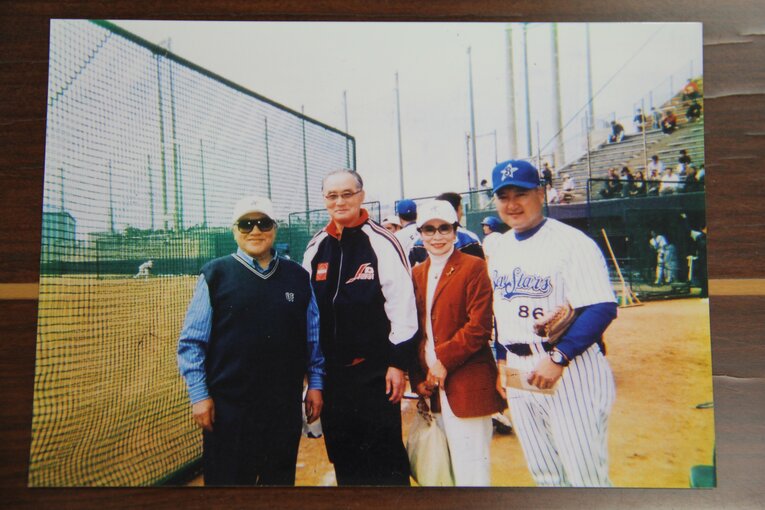 藤木氏（左）と写真におさまるのは山下大輔監督と…「シゲちゃん」！？　写真提供：藤木企業