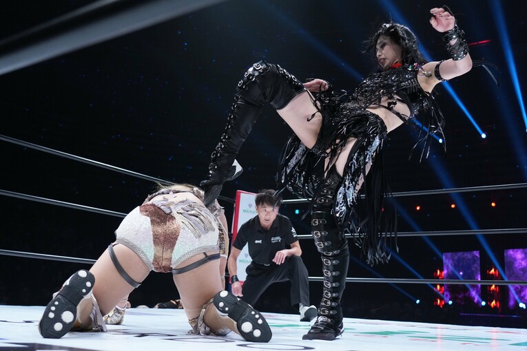 渡辺桃を蹴り上げる上谷沙弥　©Essei Hara