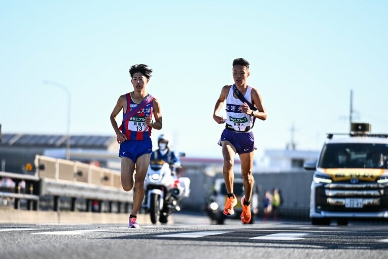 2区の創価大・葛西潤は駒澤大のスーパールーキー佐藤圭汰に1秒差で競り勝ち、区間賞に ©Nanae Suzuki