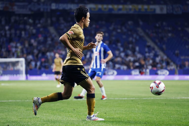 《連続写真で見る》久保建英「2人抜きスーパーゴラッソ→物議パフォーマンス」の全事実。冷静に状況を確認してからシュートを打ち込んだ　©Daisuke Nakashima