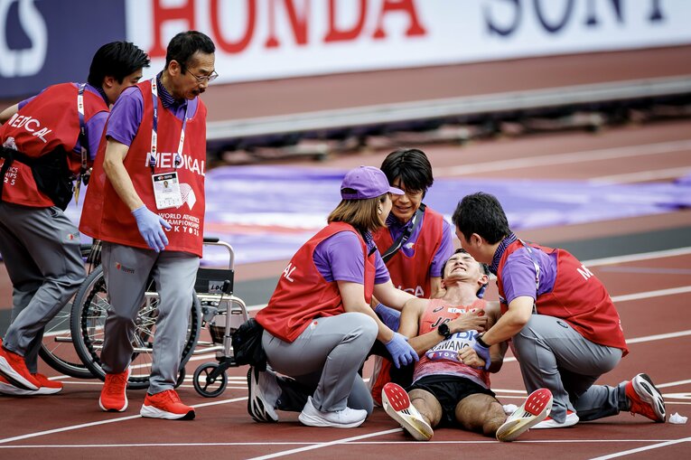 レース後、競技場とファンに一礼した後、痙攣で倒れた川野　©Kiichi Matsumoto