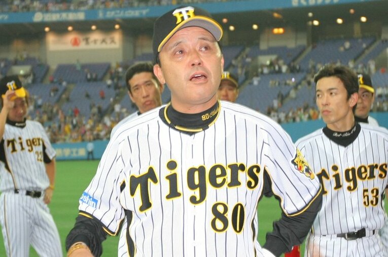 2008年10月20日。CSで中日に敗れた試合終了後、泣きながら外野のファンにあいさつをする阪神の岡田彰布監督 ／ photograph by JIJI PRESS