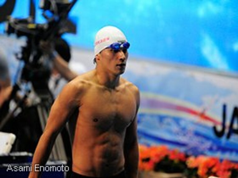 TAKESHI MATSUDA
1984年6月23日、宮崎県生まれ。延岡市の東海SCで水泳を始め、'03年中京大に進学。'04年アテネ五輪400m自由形8位入賞。'07年ミズノ入社。'08年北京五輪200mバタフライで銅、'11年世界選手権では同種目で銀メダル獲得。現在はコスモス薬品所属。184cm、83kg