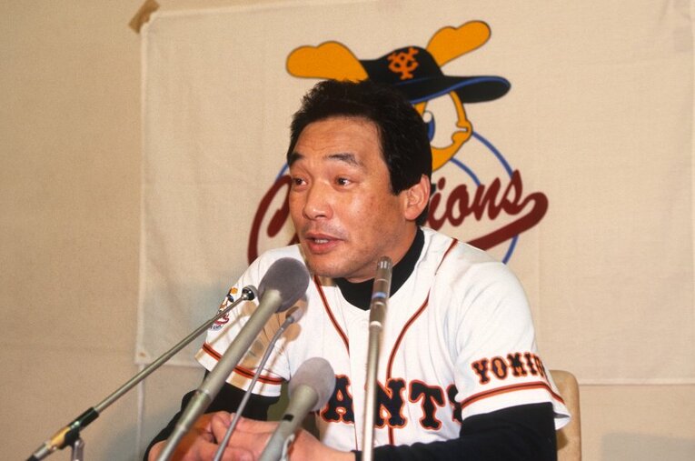 1995年4月15日、巨人・落合博満（41歳）の2000本安打達成会見。名球会入りを“拒否”することを表明　©ベースボール・マガジン社