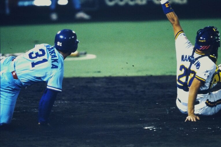 【連続写真7/8】1995年、オリックスとの日本シリーズで本塁突入する真中。捕手は中嶋聡　©Kazuaki Nishiyama