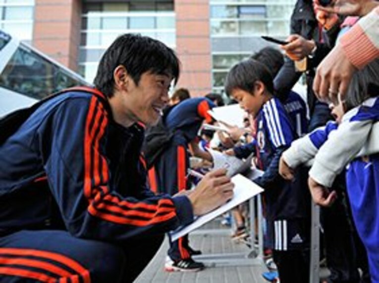 練習後、疲れたそぶりを微塵も見せず、笑顔で子供たちのサインに応じる香川。