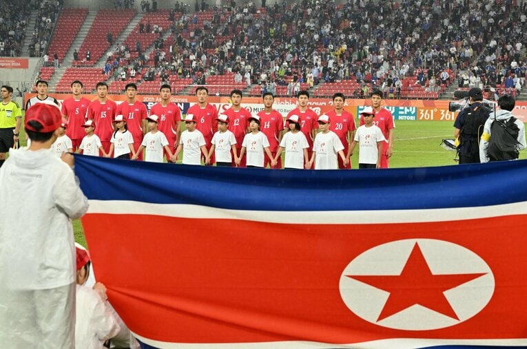 アジア大会のサッカー準々決勝で日本に敗れた北朝鮮。物議を醸した試合後の整列拒否について鄭大世と北朝鮮代表の金鍾成コーチに見解を聞いた ／ photograph by JIJI PRESS