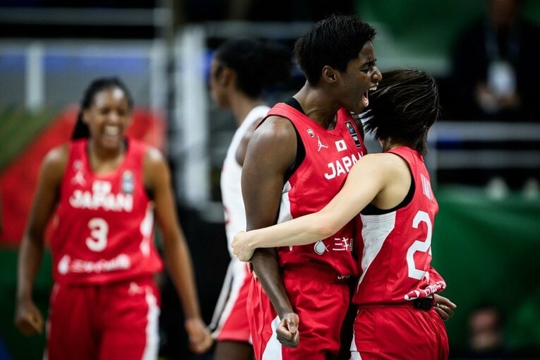 休養から復帰の馬瓜エブリンもチームのムードメーカーとして活躍　©︎FIBA