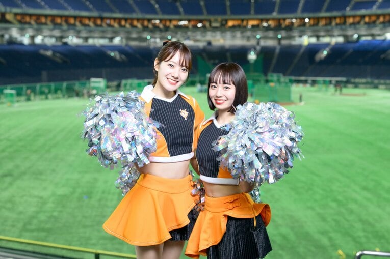 巨人の公式マスコットガール「VENUS」で活躍中の大倉かりんさんと高坂咲舞さん　©Miki Fukano