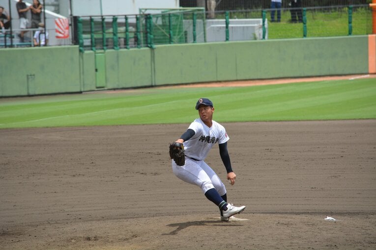 末吉の投球フォーム。下半身の安定感に注目　©Takarin Matsunaga