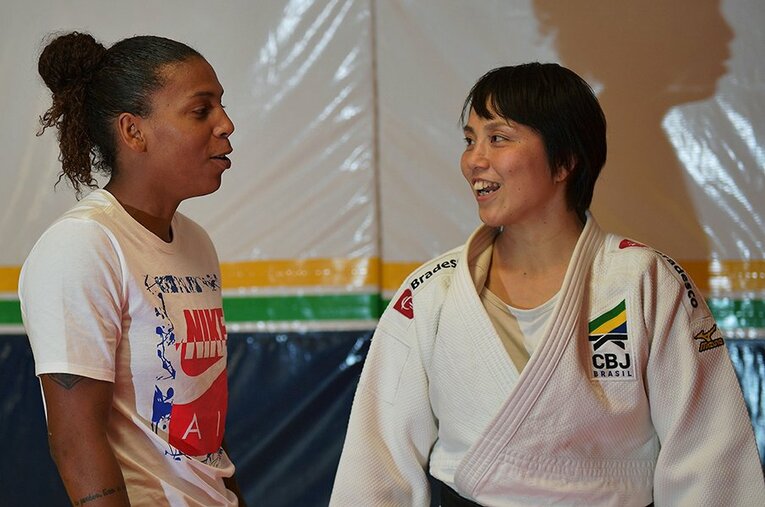 ラファエラ・シルバと藤井裕子監督。厚い信頼関係で結ばれている ／ photograph by AFP/AFLO