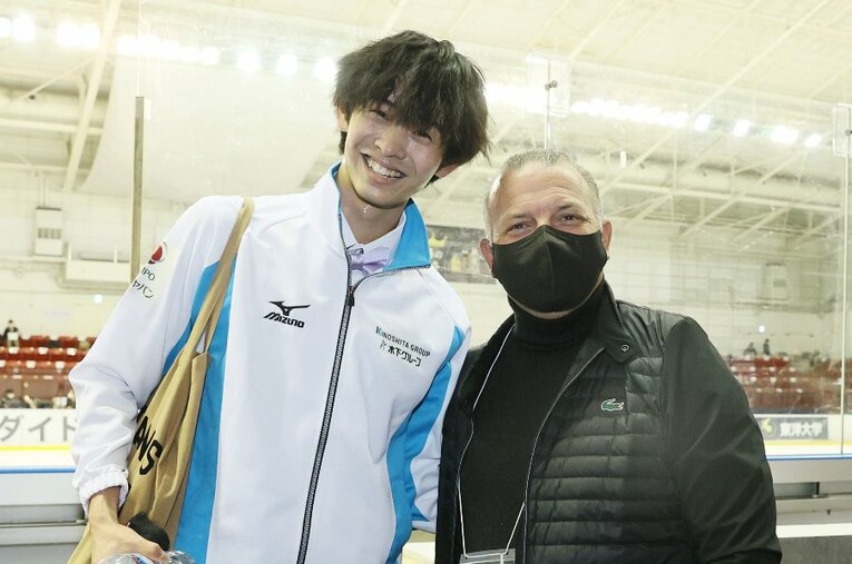 東京選手権で優勝した島田高志郎（左）とジスラン・ブリアンコーチ ／ photograph by AFLO