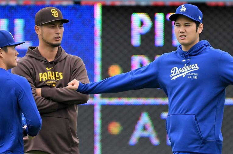 大谷翔平、山本由伸と試合前に集まり会話をするダルビッシュ有。日本人最長MLB13年目の頼れる先輩が語った大谷翔平への思いとは…？　©JIJI PRESS