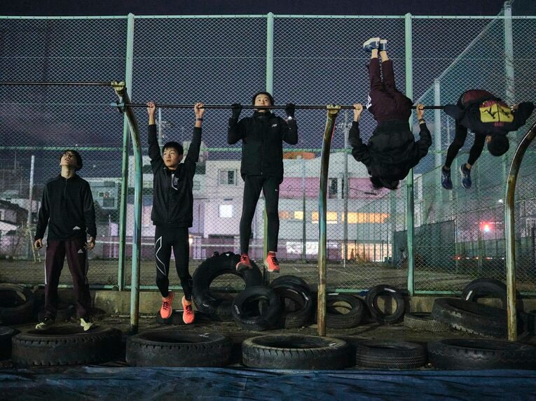 本練習を終えて学校に戻ると鉄棒を使った補強も。「全身をまんべんなく鍛えられる」と難波は言う　©Yuki Suenaga