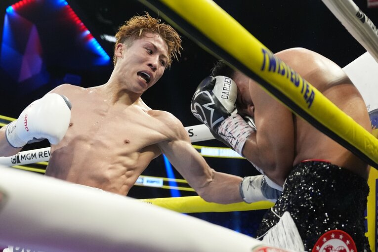 井上尚弥の強烈な左ボディ。カルデナスはダメージを隠すことができなかった　©Naoki Fukuda