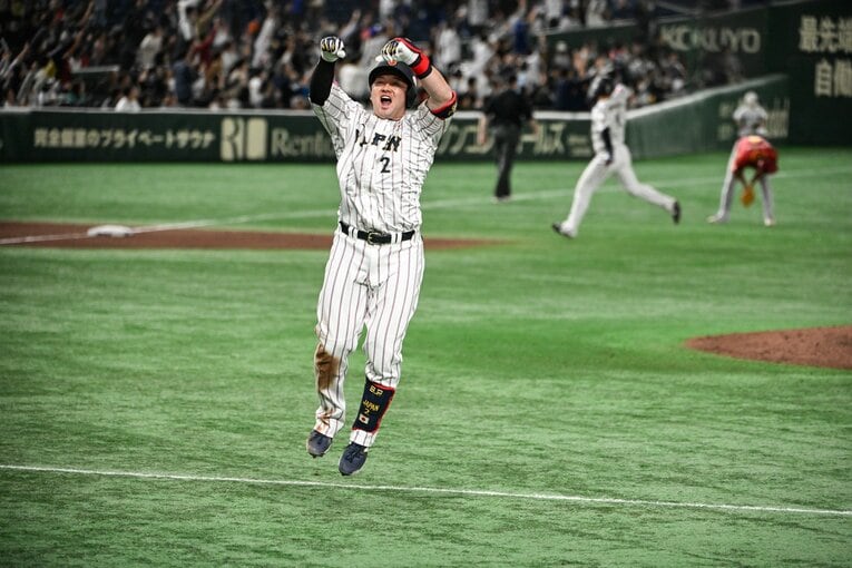 プレミア12ベネズエラ戦、劇的満塁弾の牧が喜びのジャンプ！【10枚目／全14枚】　©︎Nanae Suzuki
