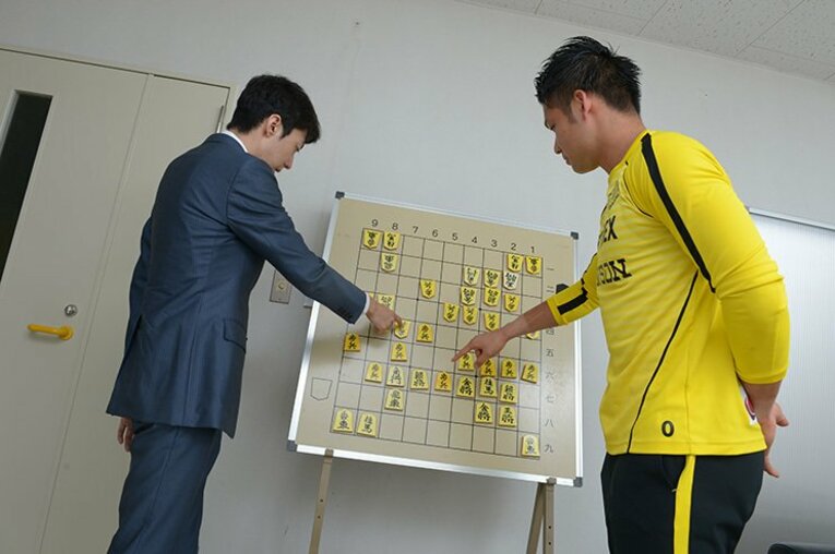 サッカー＆将棋有望株、独占対談！中村航輔×中村太地の「勝負師論」。(3)